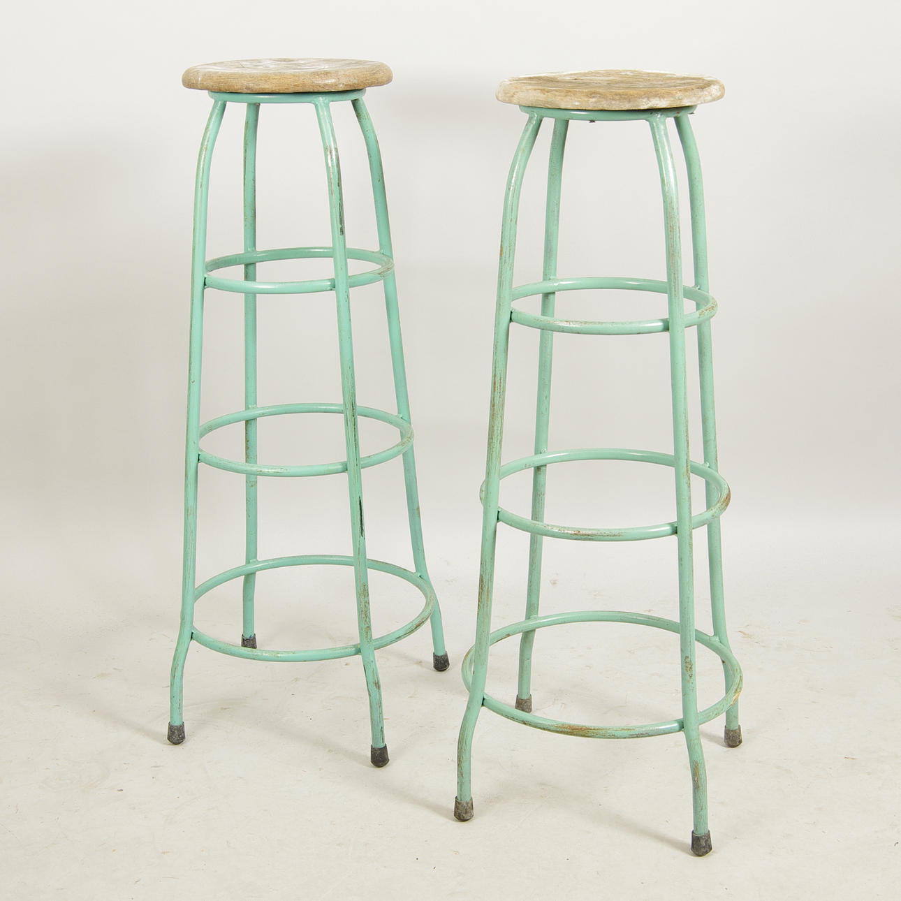 BARPALLAR, 1 par, grönmålad metall med träsits, industridesign.
