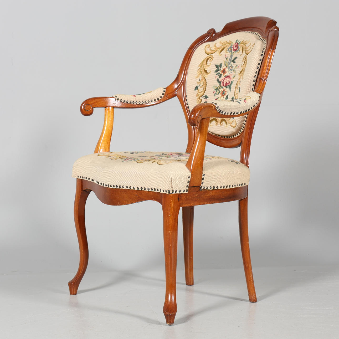 Sessel im Rokoko-Stil, Stickerei.