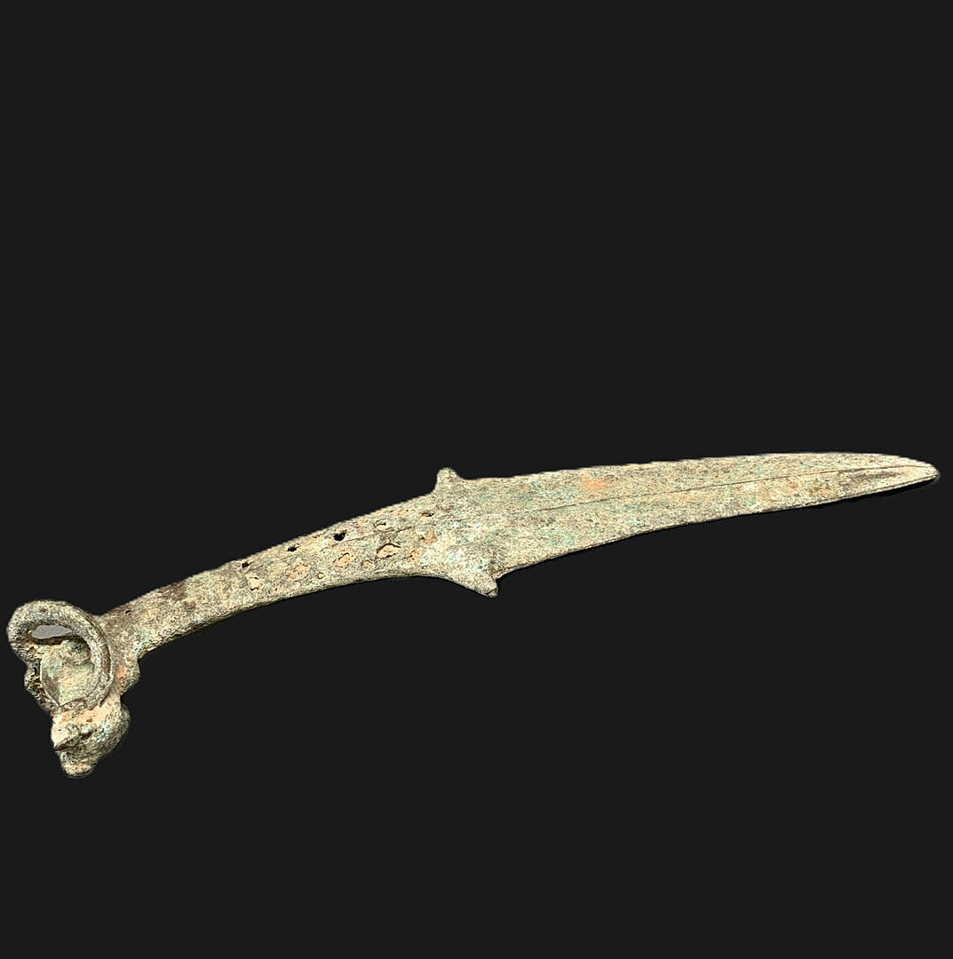 CHINESISCHER BRONZEDOLCH MIT OFFENEM ARBEITSGRIFF.