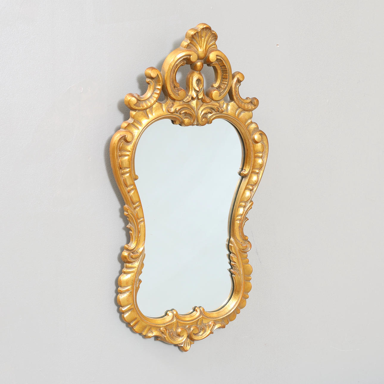 Espejo de estilo rococó del siglo XX.