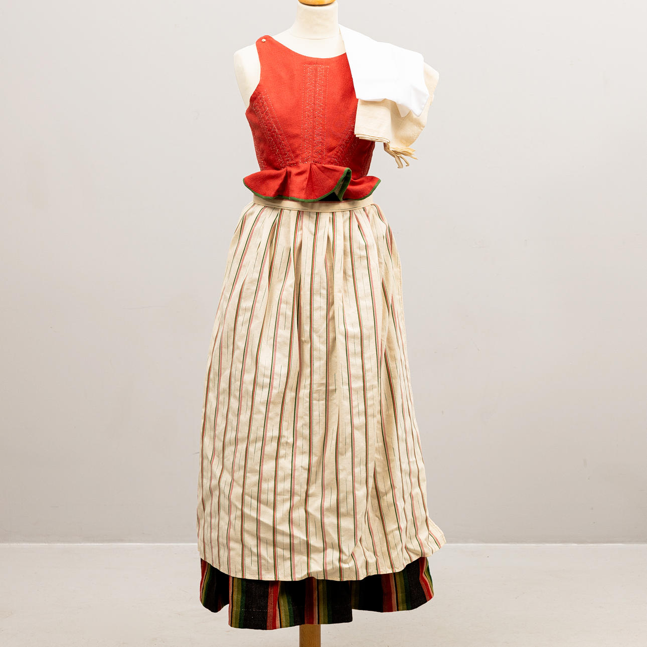 FOLKDRÄKT, 5 delar, Valle Härad, Västergötland.