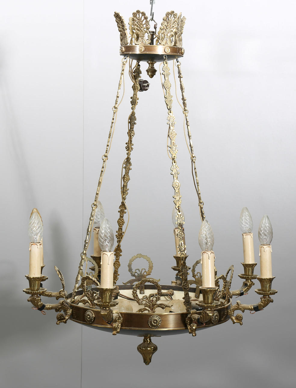 TAKLAMPA, gulmetall, 8 armar, empirestil, 1900-tal.