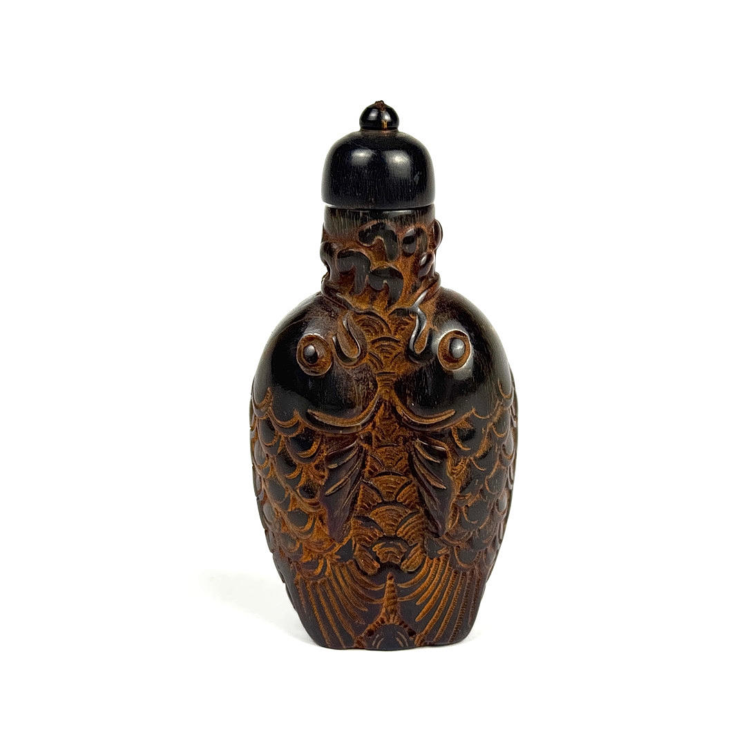 CHINESE CARVED HORN SNUFF BOTTLE.