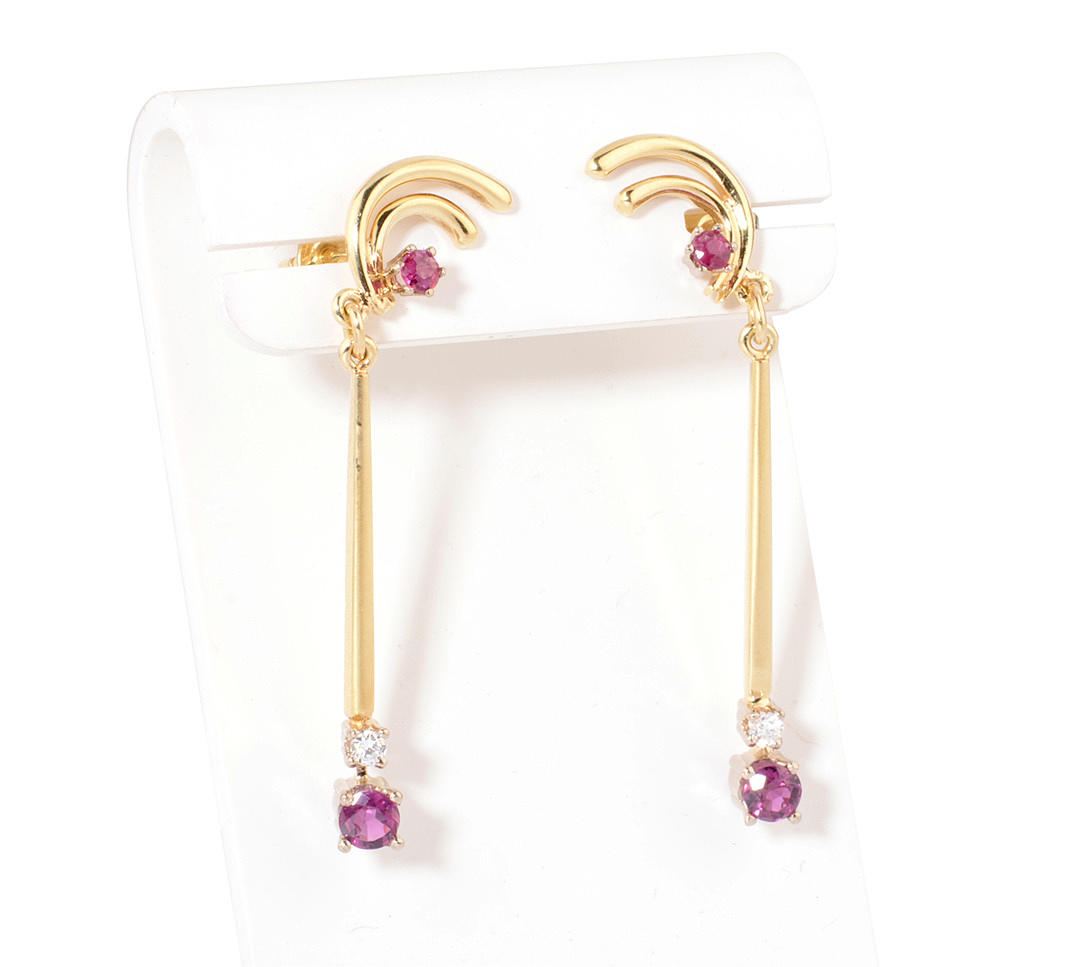 ÖRHÄNGEN. 2 diamanter ca 0,08 ct, 4 rubiner ca 0,46 ct, 585 gult guld ca 4,4 g.