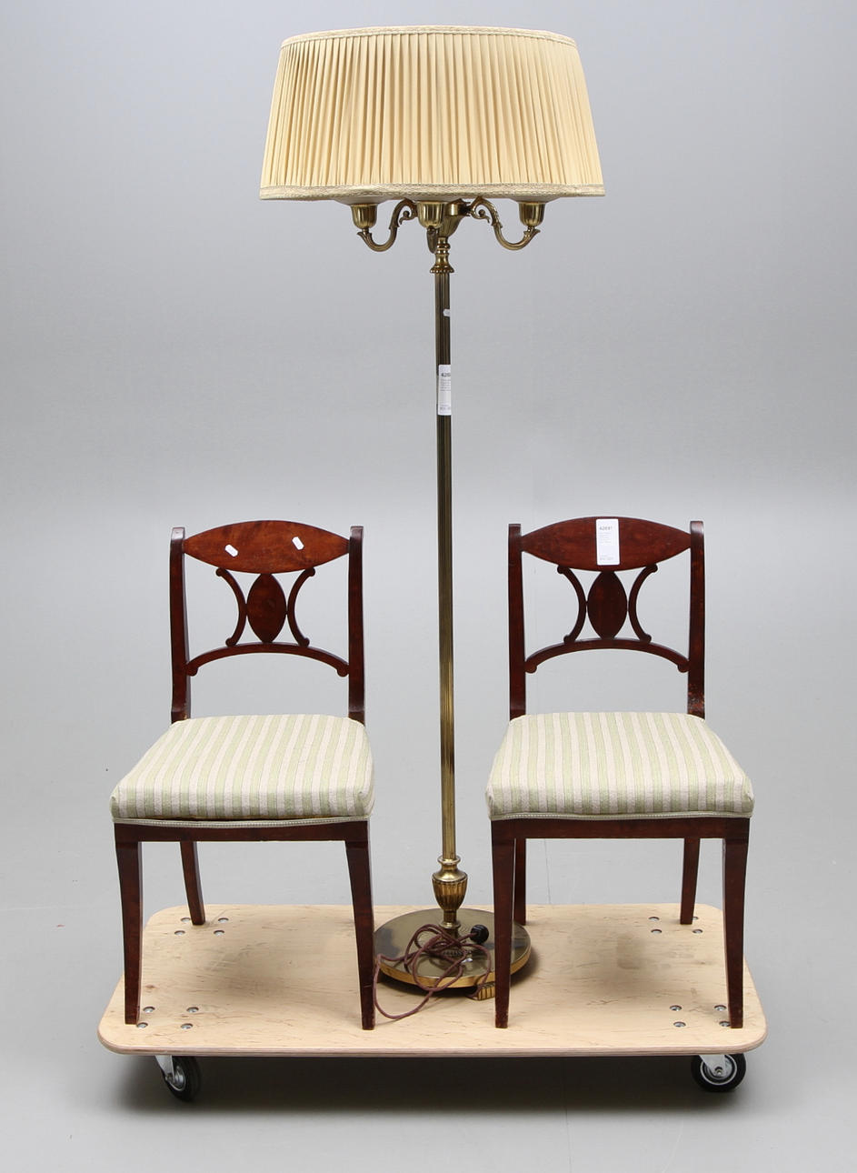 GOLVLAMPA,3 ljuspunkter. 1900-talets mitt.Samt 2 stolar 1800-tal.