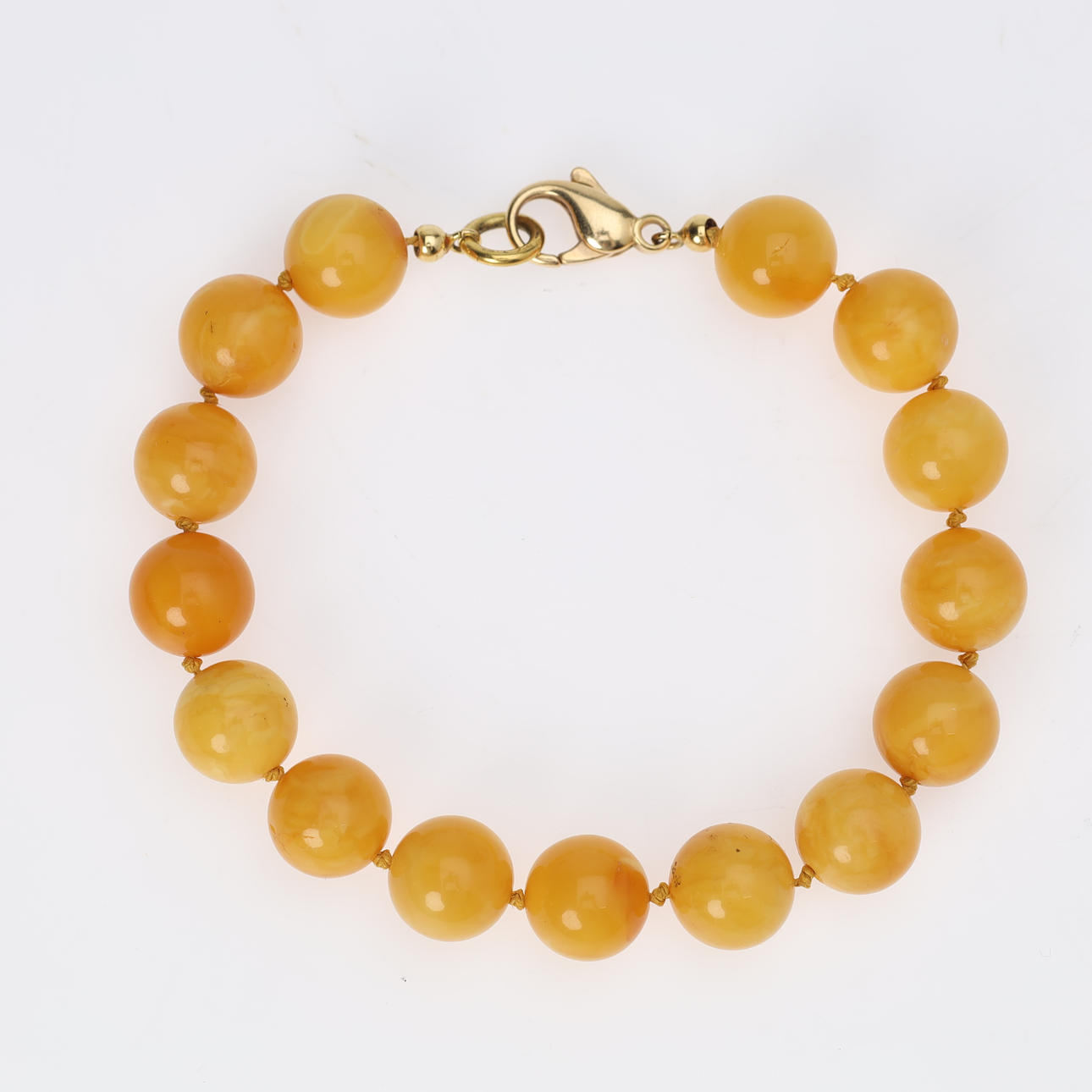 Armbånd med perler af rav ( mælkerav). Danmark.