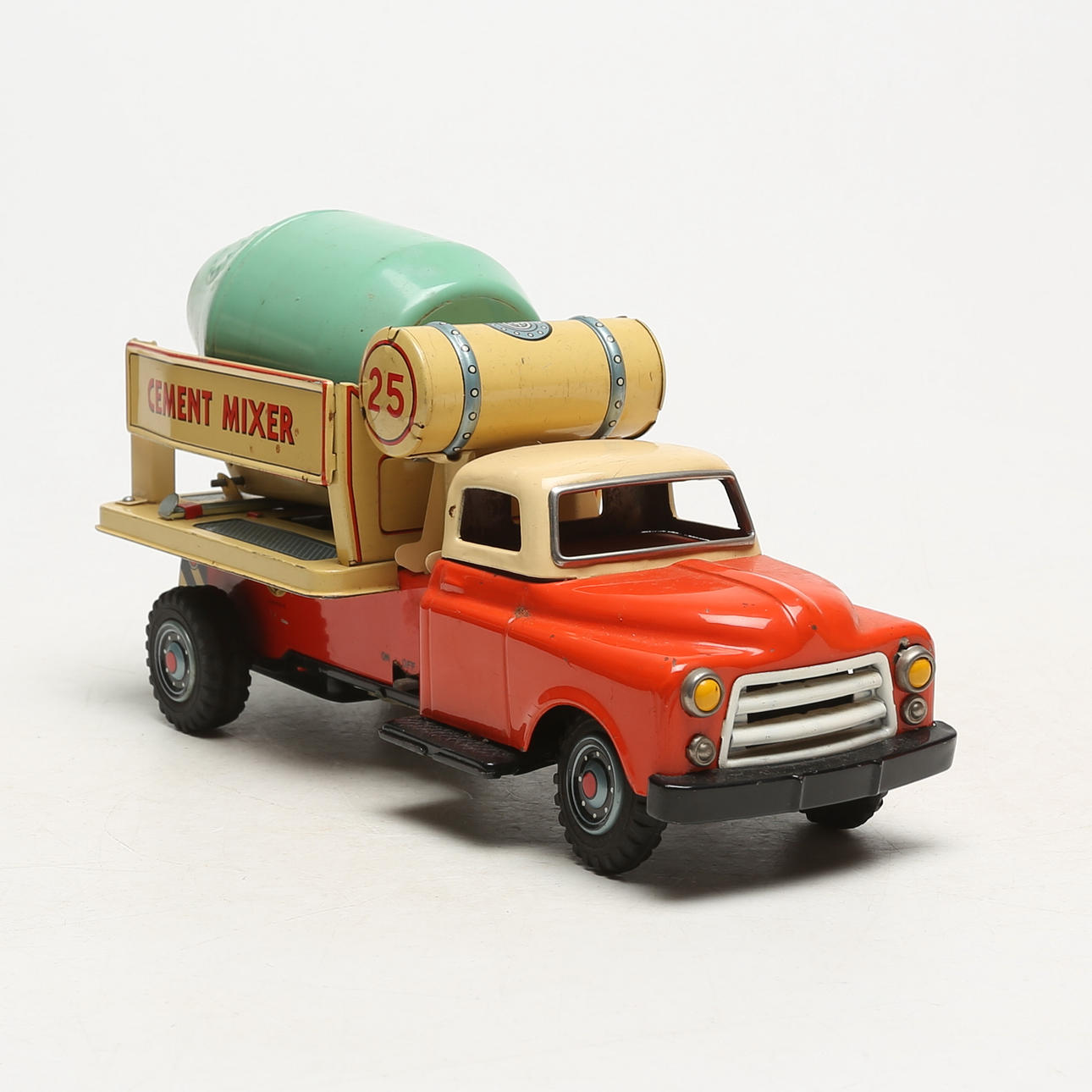 Ein Spielzeuglaster aus Zement, Blech, Japan.