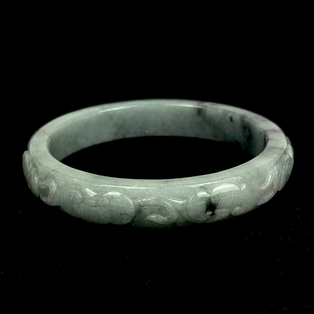 CHINESISCHER ARMREIF AUS GESCHNITZTER JADE.