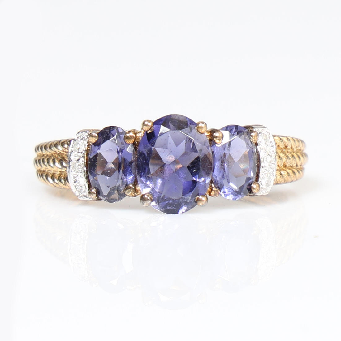 EIN RING AUS 9-KARÄTIGEM GOLD UND TANSANIT.