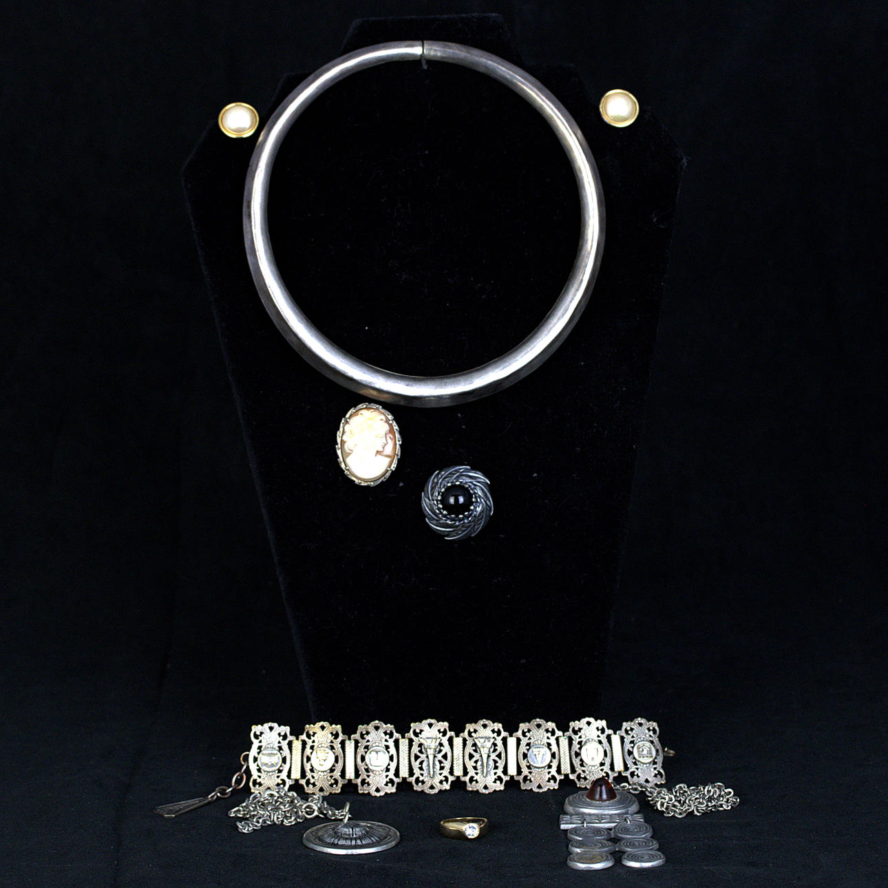 BIJOUTERIE, 9 pieces, partly silver.