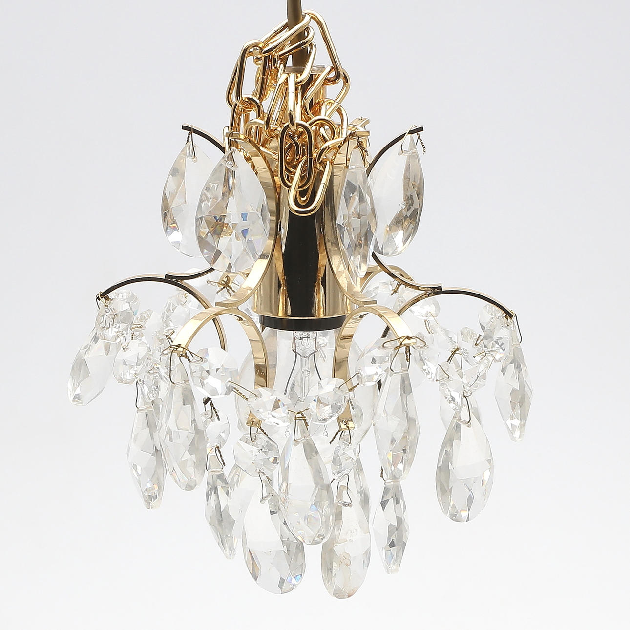 FÖNSTERLAMPOR, ett par, samt VÄGGLAMPA, gulmetall/prismor, 1900-talets andra hälft.