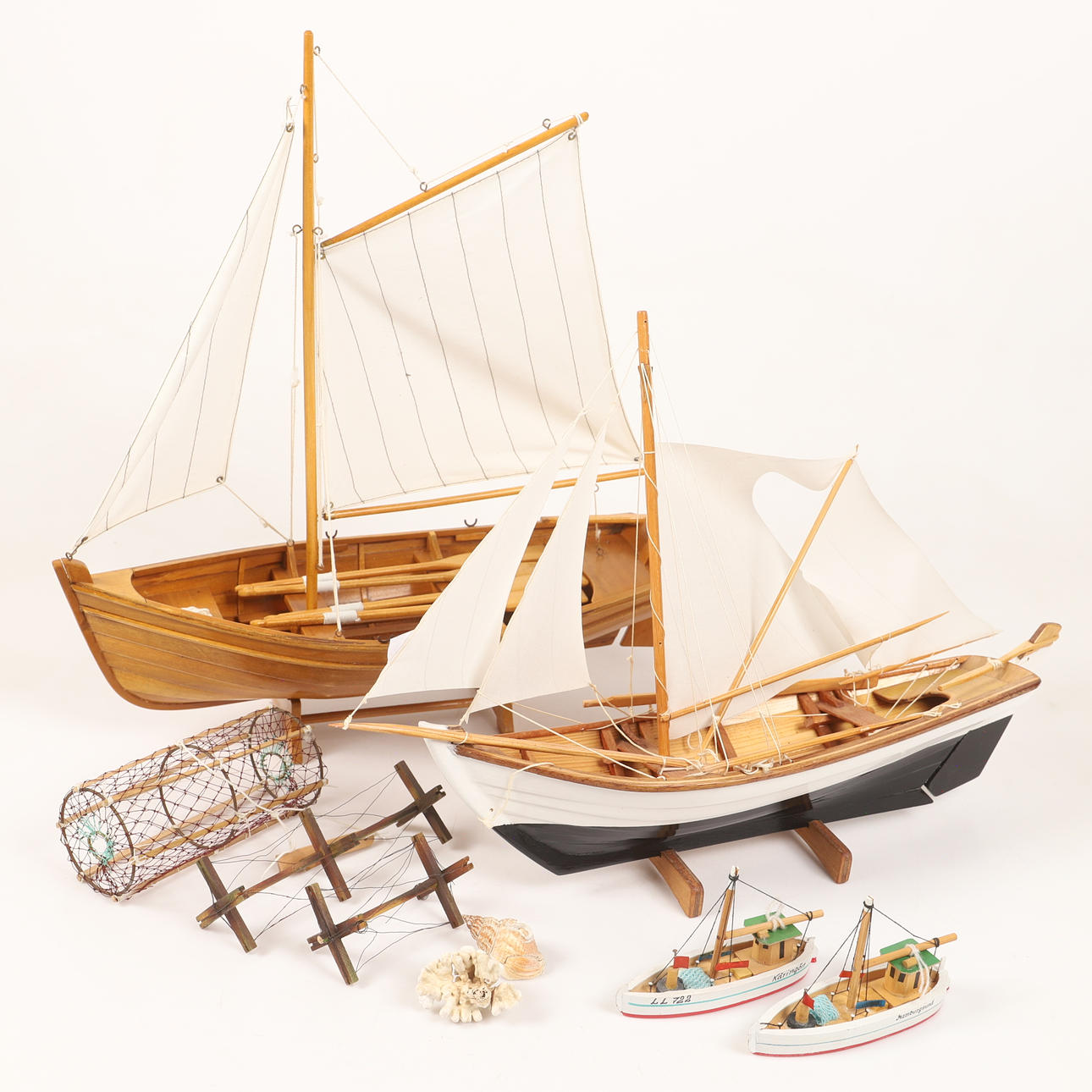 MODELLBÅTAR M. M., 6 stycken, trä/textil, 1900-tal.