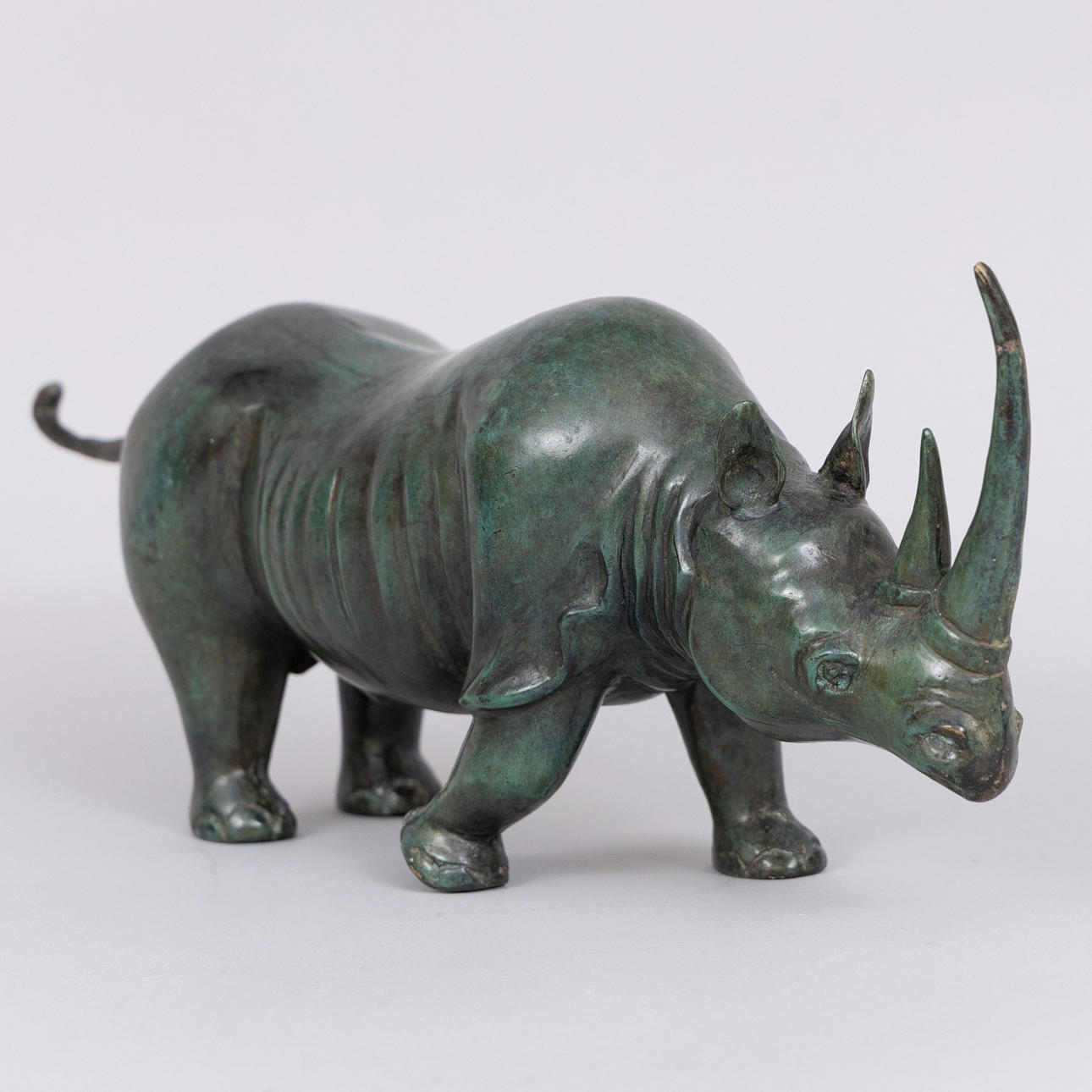 OIDENTIFIERAD KONSTNÄR. Noshörning, grönpatinerad brons, osignerad.
