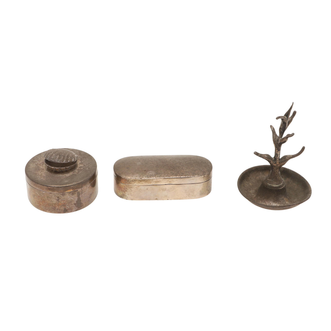 AN ELIZABETH II SILVER CLAM SHELL TRINKET BOX.