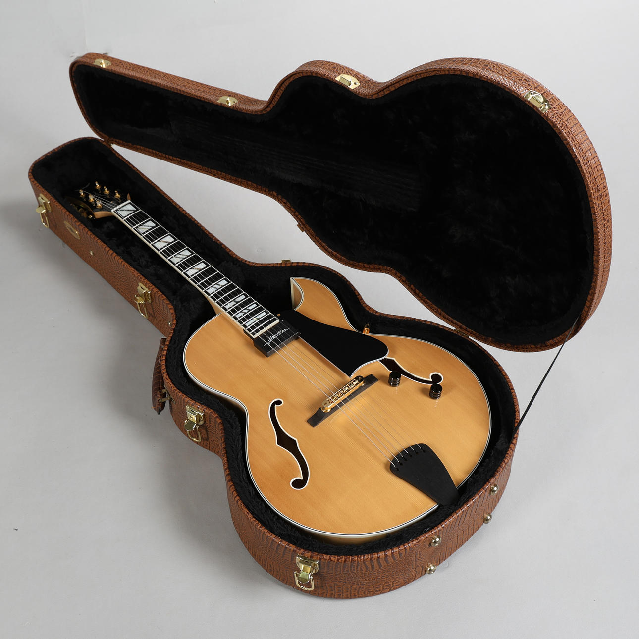 DEAN PALOMINO SOLO IHÅLIG JAZZGITARR.