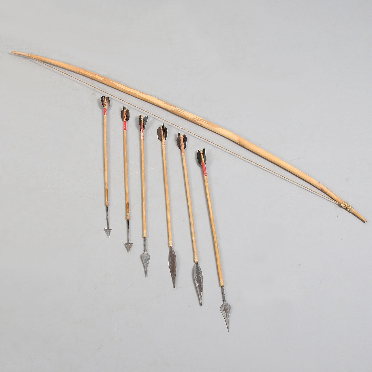 PILBÅGE och PILAR, 6 st, "jaktbåge", Kenya. 1970-tal.