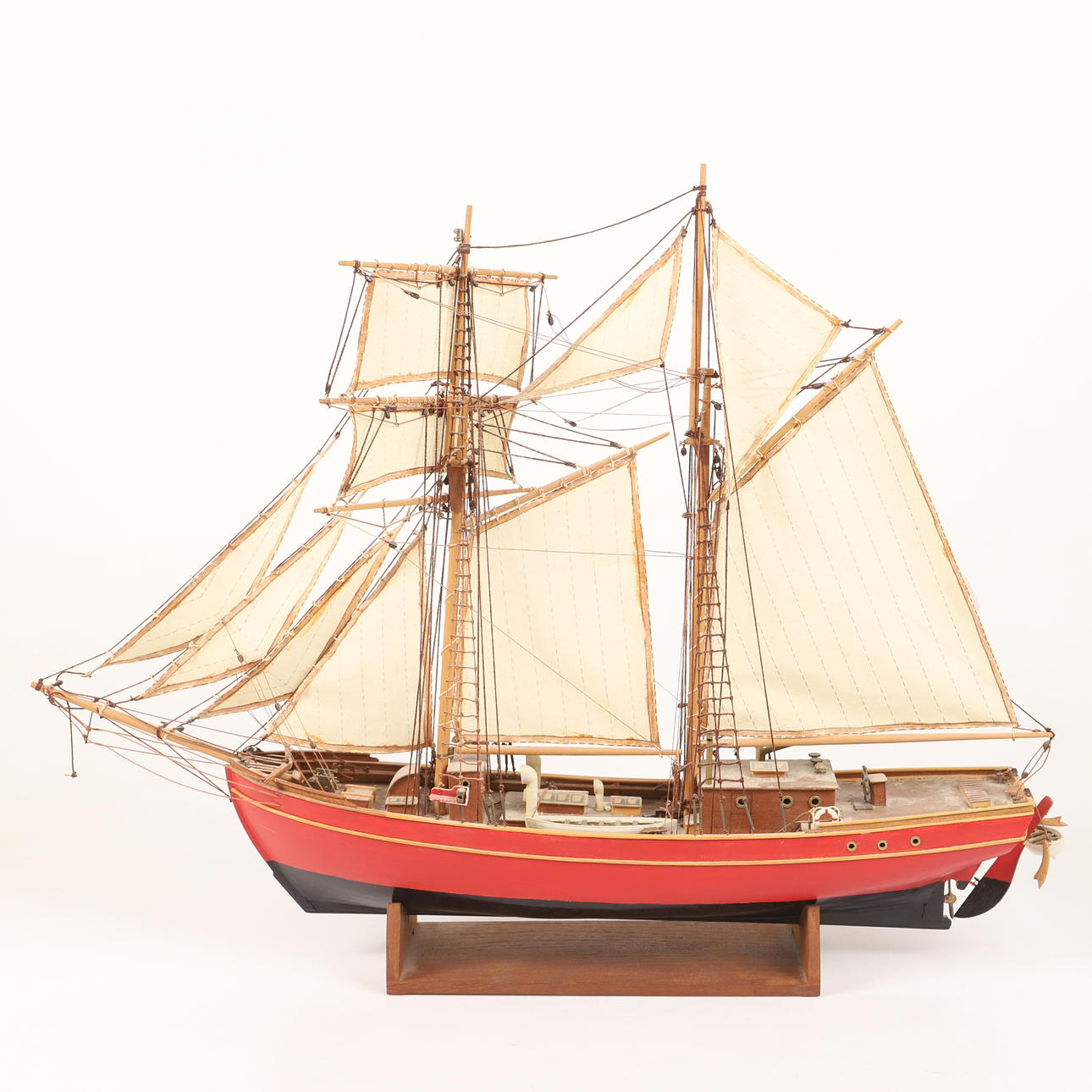 MODELLBÅT, trä/textil, 1900-tal.