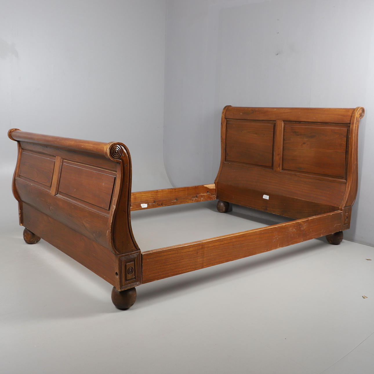 UNA MODERNA CAMA TIPO TRINEO CON OLMO FRANCÉS.