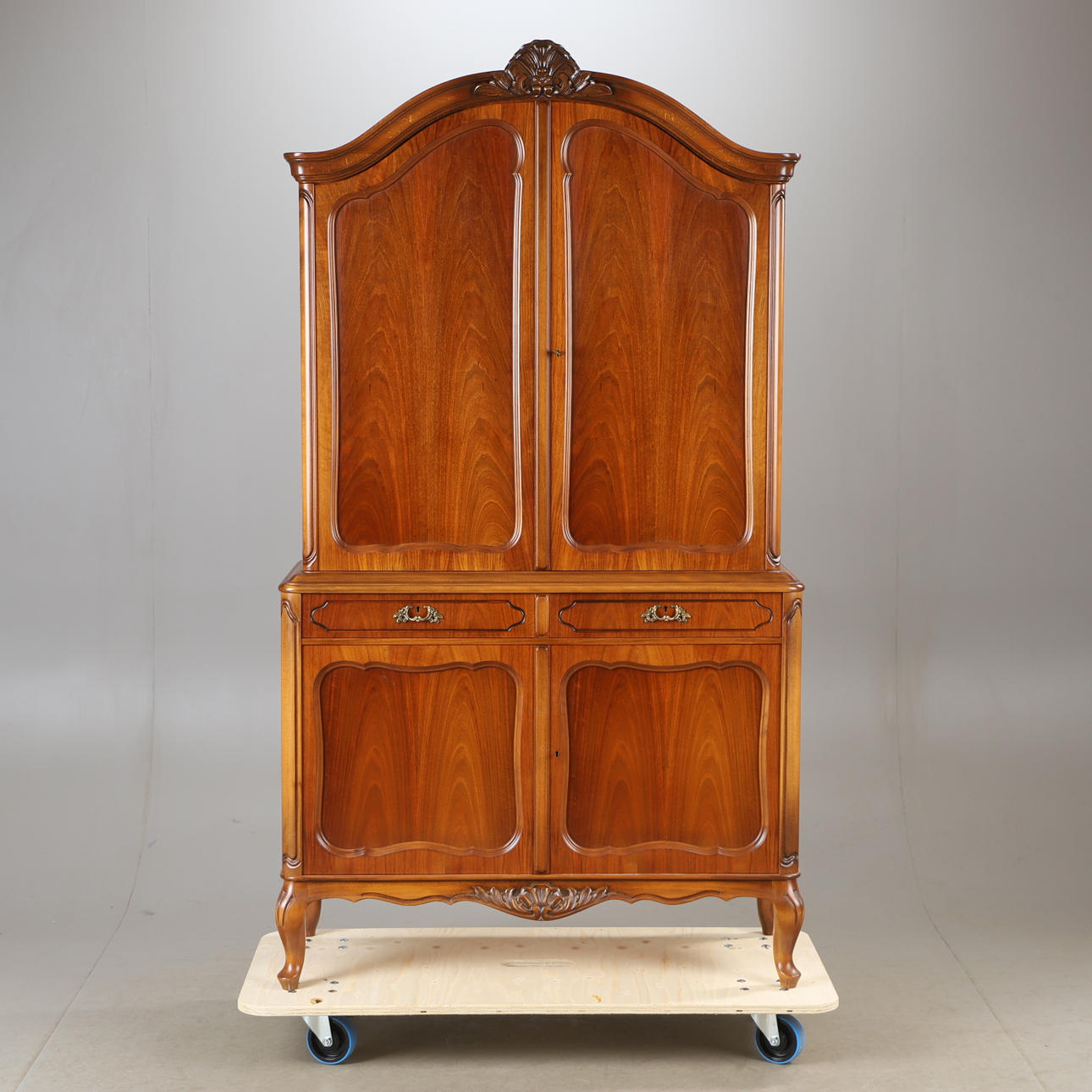 ESSSCHRANK, Nussbaum, Rokokostil.