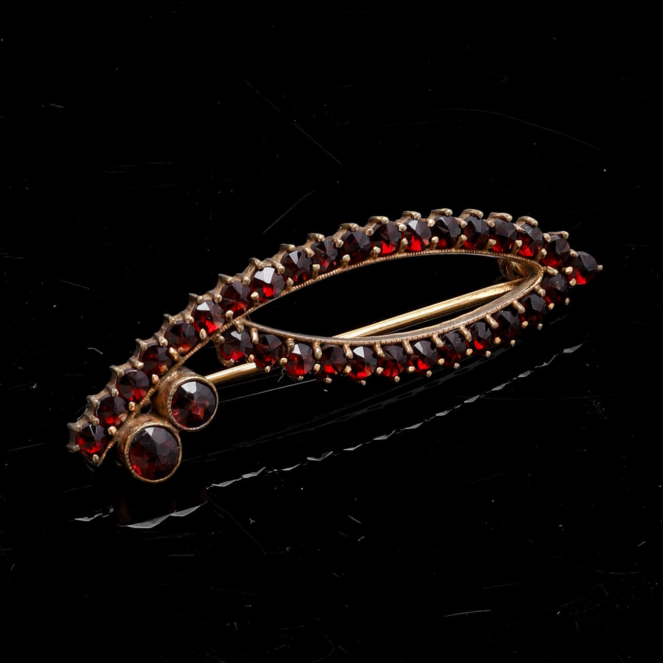 BROCHE, metal amarillo con granates.