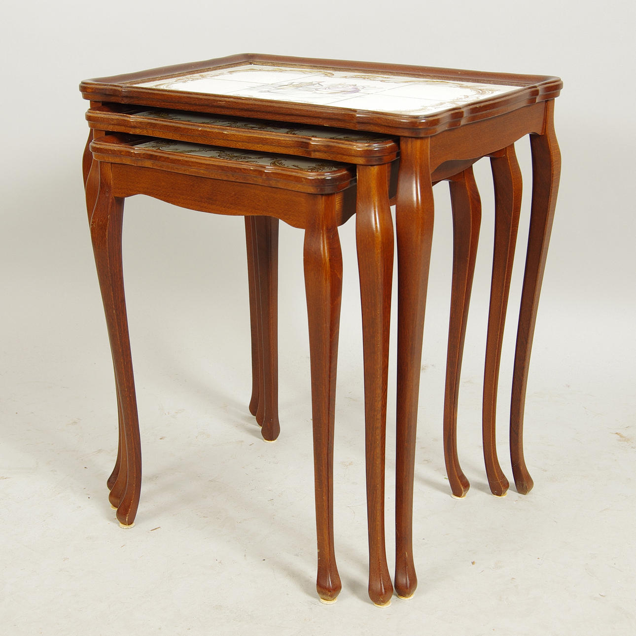 SATSBORD, mahogny med kakelskivor, rokokostil, 1900-talets senare hälft.