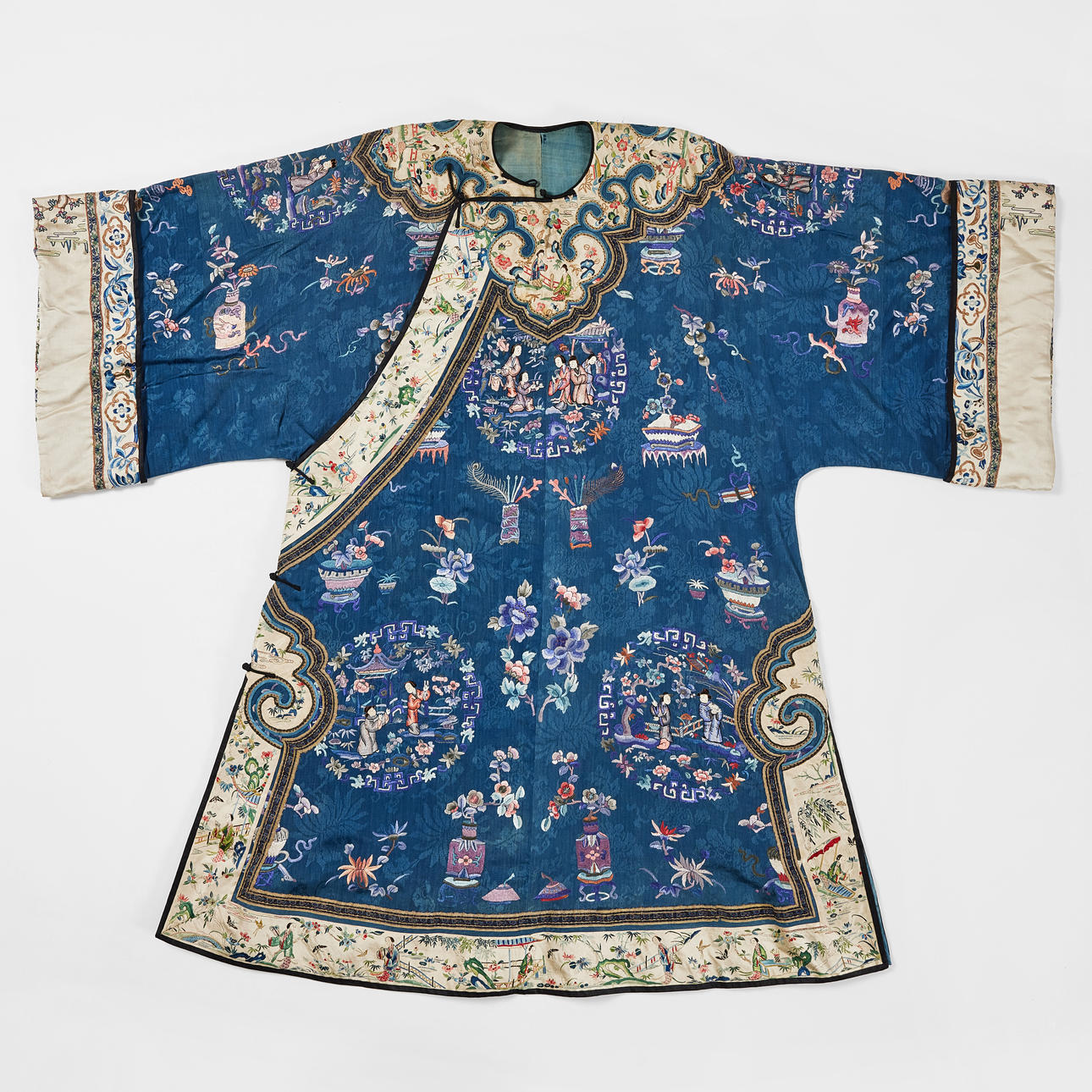 A LADY'S EMBROIDERED BLUE SILK ROBE. Asiatica - Auctionet