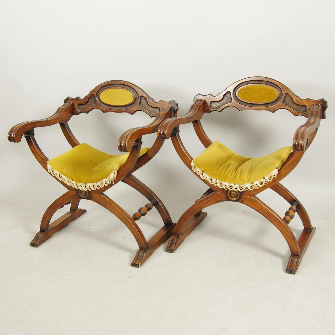 DANTESTOLAR, 1 par, betsat trä, 1900-talets andra hälft.