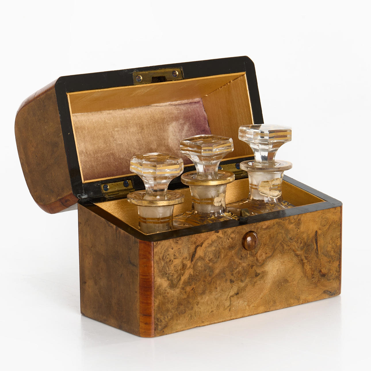 Parfymschatull, circa 1900. 3 perfume bottles in shatull.