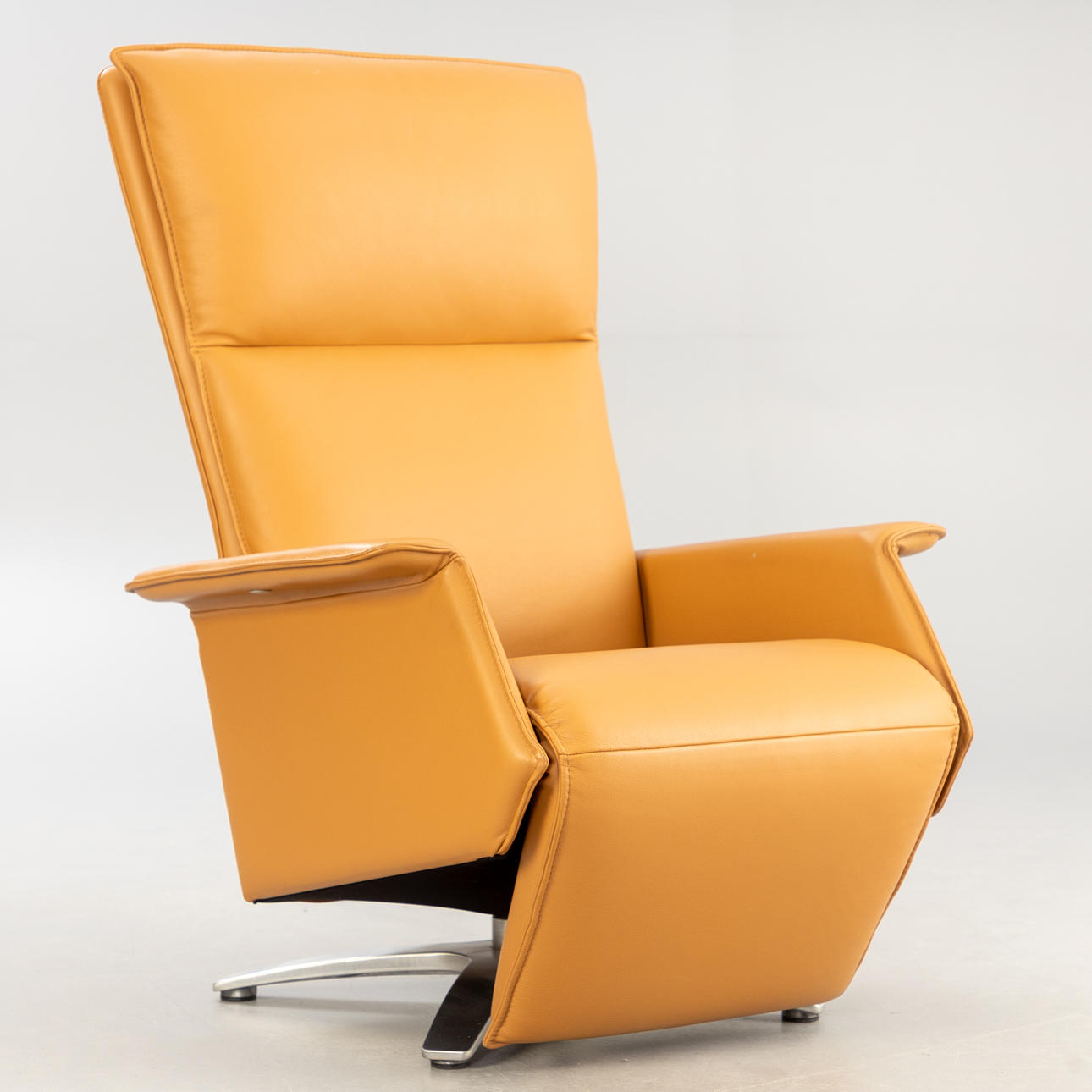 Fåtölj, konjakläder. 21:a Jh.