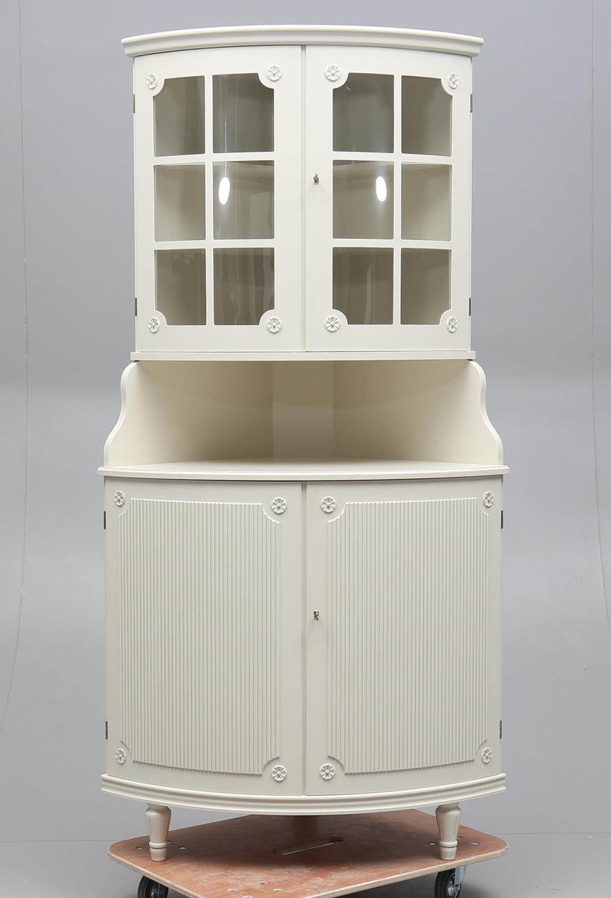 HÖRNSKÅP, gustaviansk stil, 1900-talets andra del.