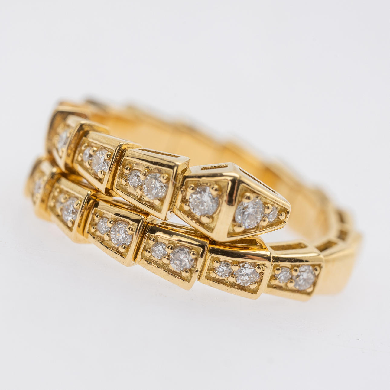 Anillo con diamantes.