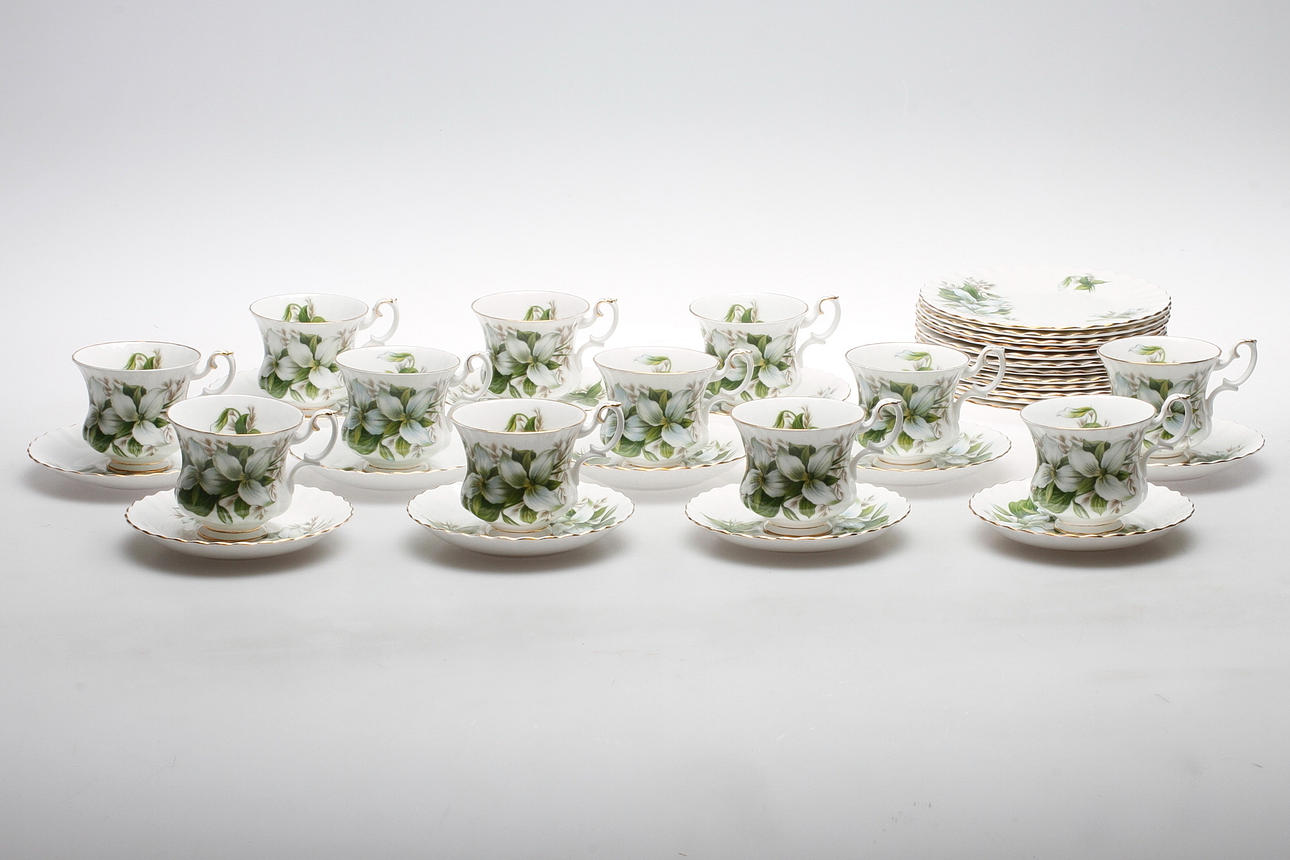 KAFFEKOPPAR med FAT och ASSIETTER, 24 delar. Porslin. "Trillium", Royal Albert, England.