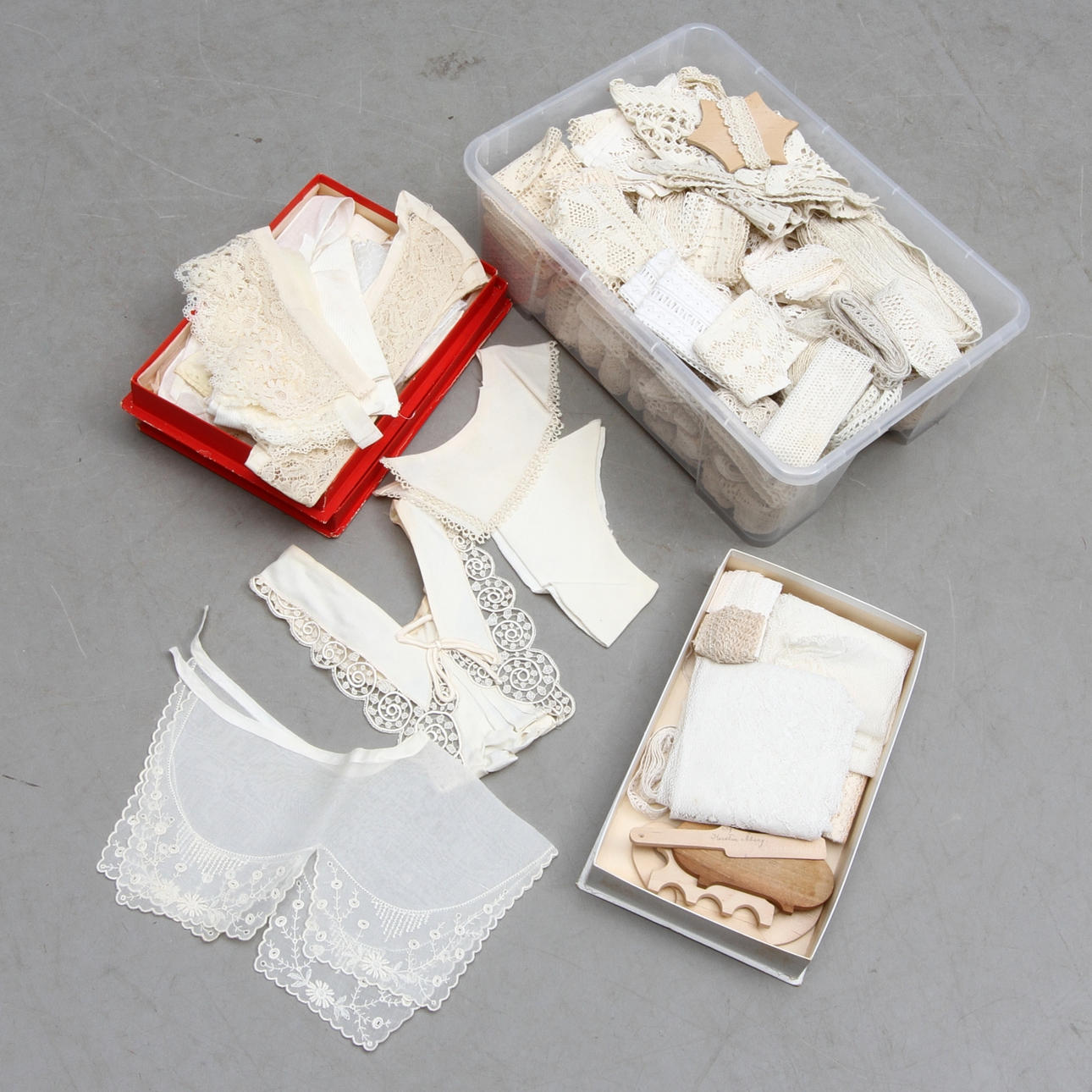 DIVERSE SPETSAR OCH LÖSA KRAGAR MED MERA, 1900-TAL.