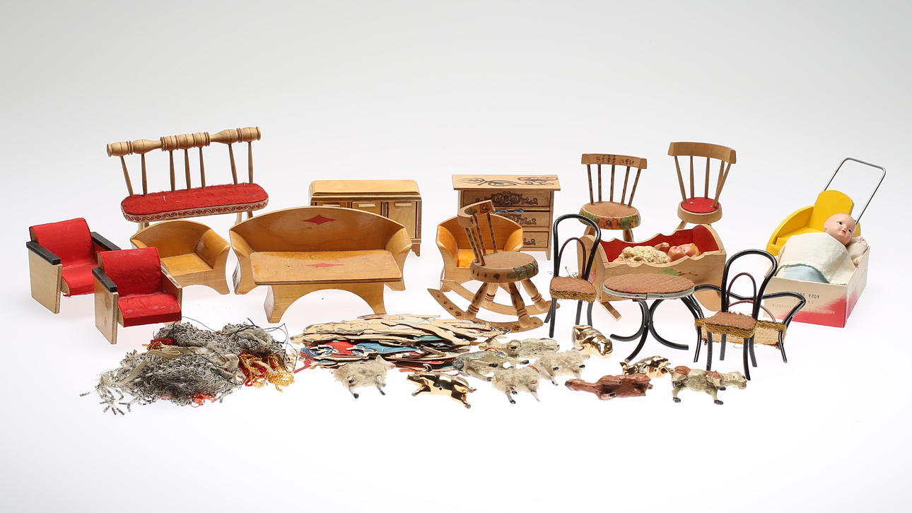 DOCKMÖBLER, 1900-tal.