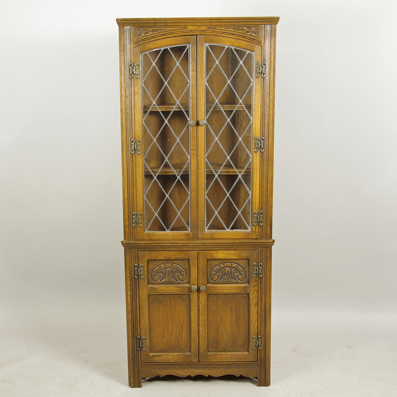 HÖRNSKÅP, ek med blyinfattat glas, 1900-talets senare hälft.