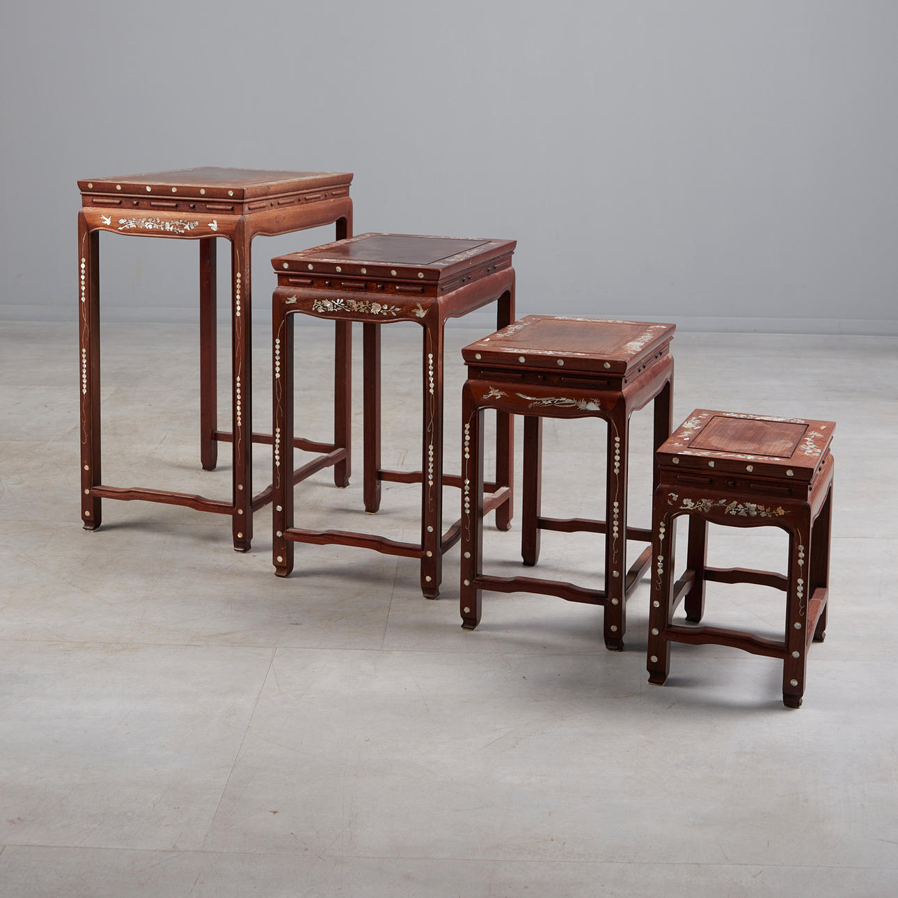 Asiatische Satztische mit Perlmuttintarsien, (4).