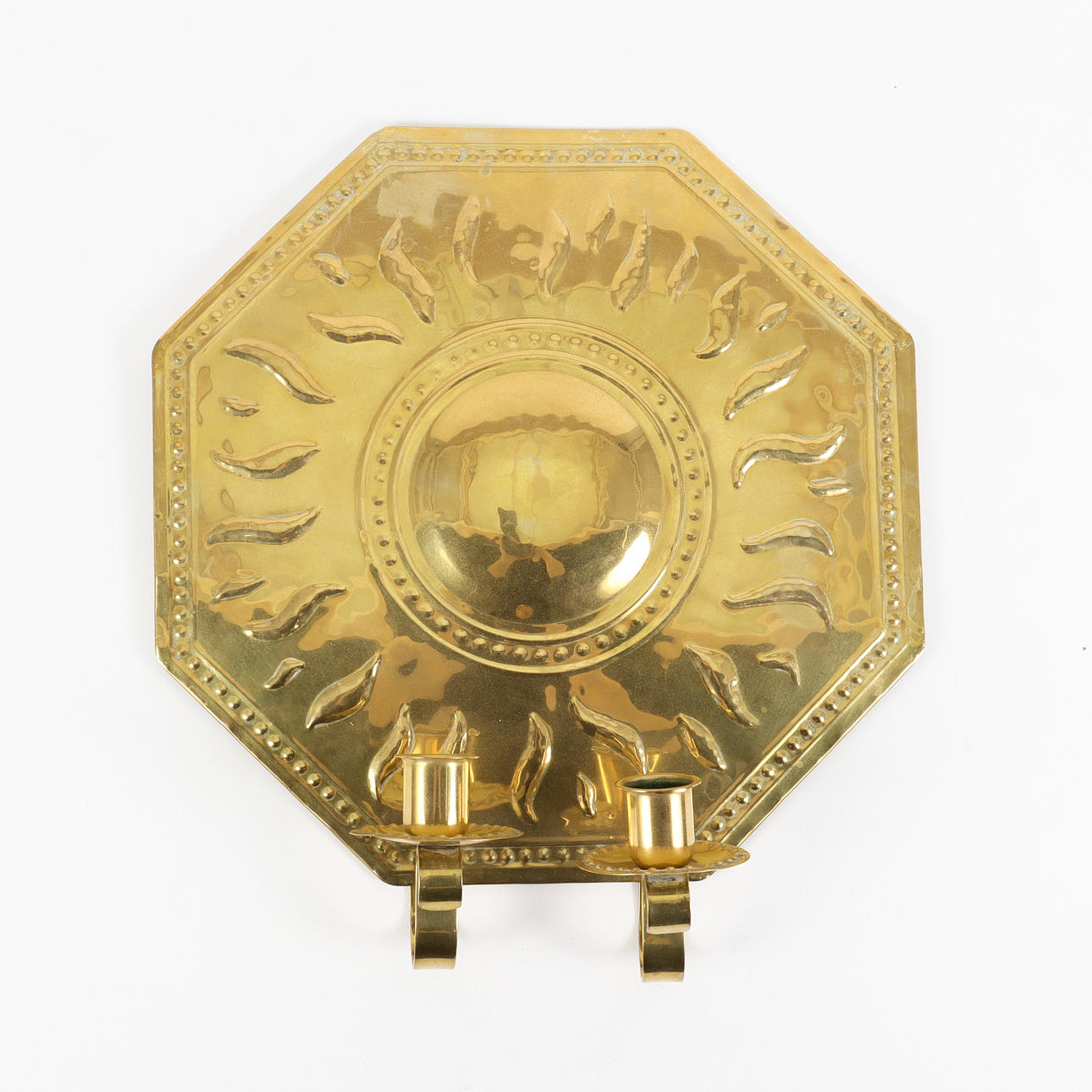 Ein Kerzenständer aus Messing, Torbjörn Cestad.