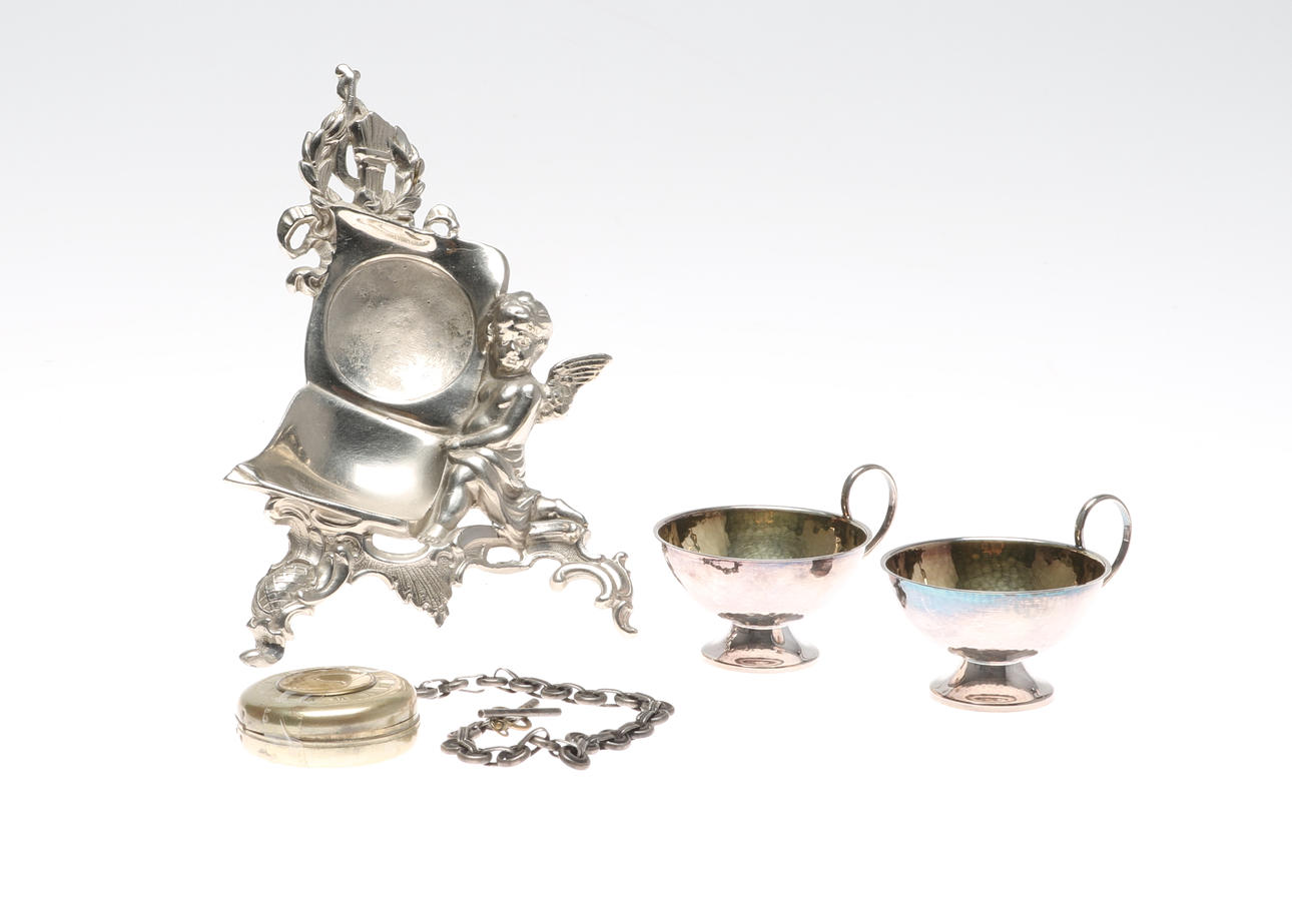 KLOCKSTÄLL samt PUNSCHMUGGAR i silver, 4 delar, 1900-tal.