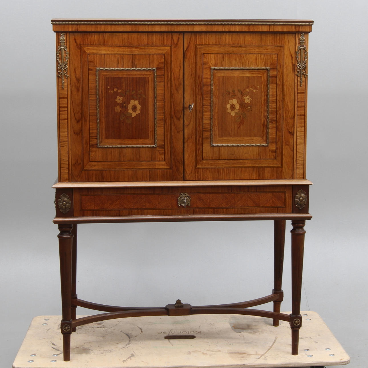 BARSKÅP, Louis XVI-stil, omkring 1900-talets mitt.