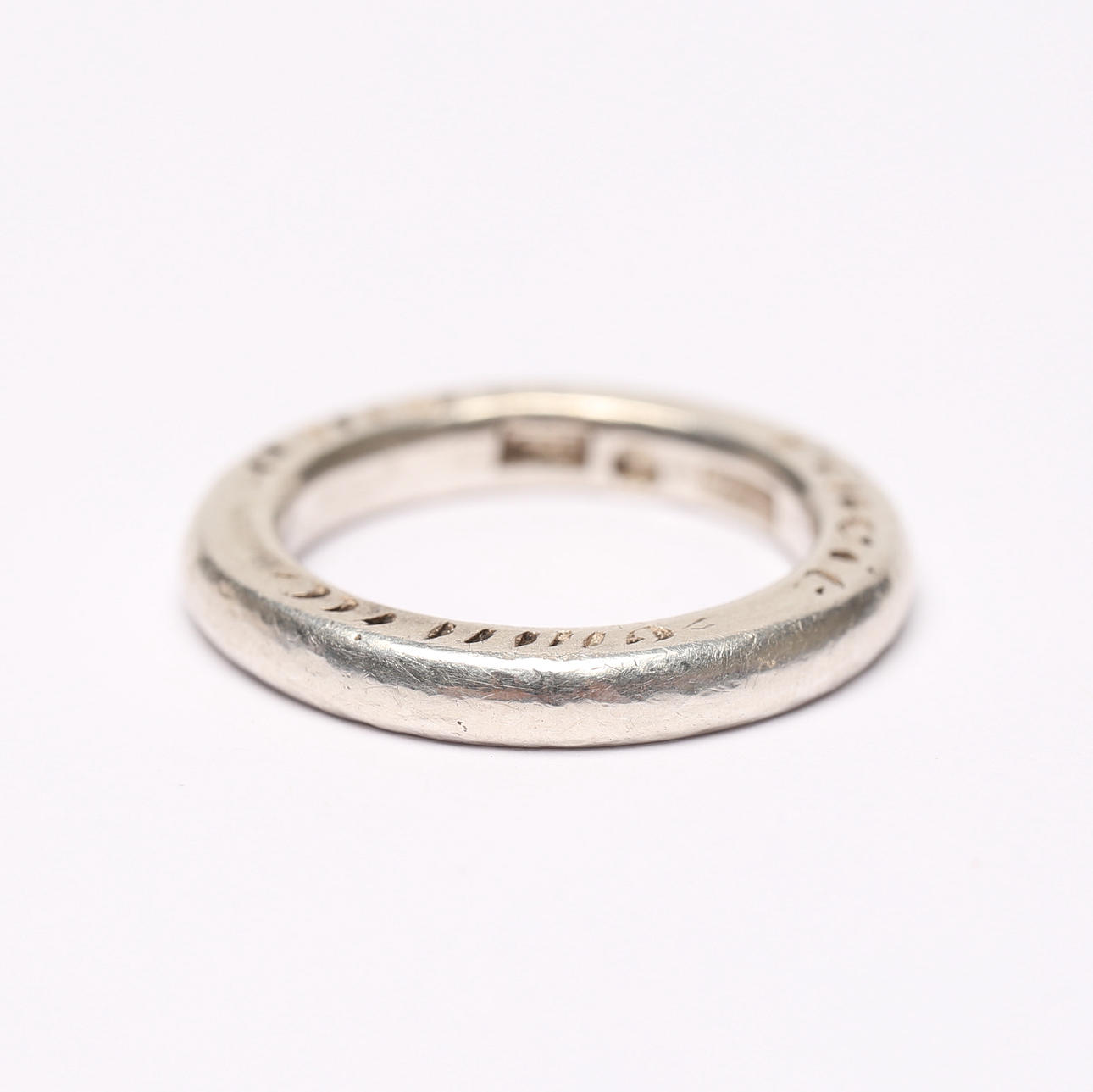 EFVA ATTLING. Ring, „Amor Vincit Omnia“, Silber.