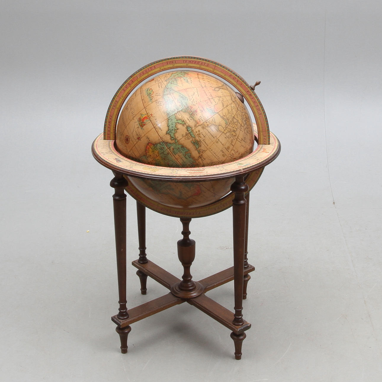 JORDGLOB, i benställning, 1900-talets slut.