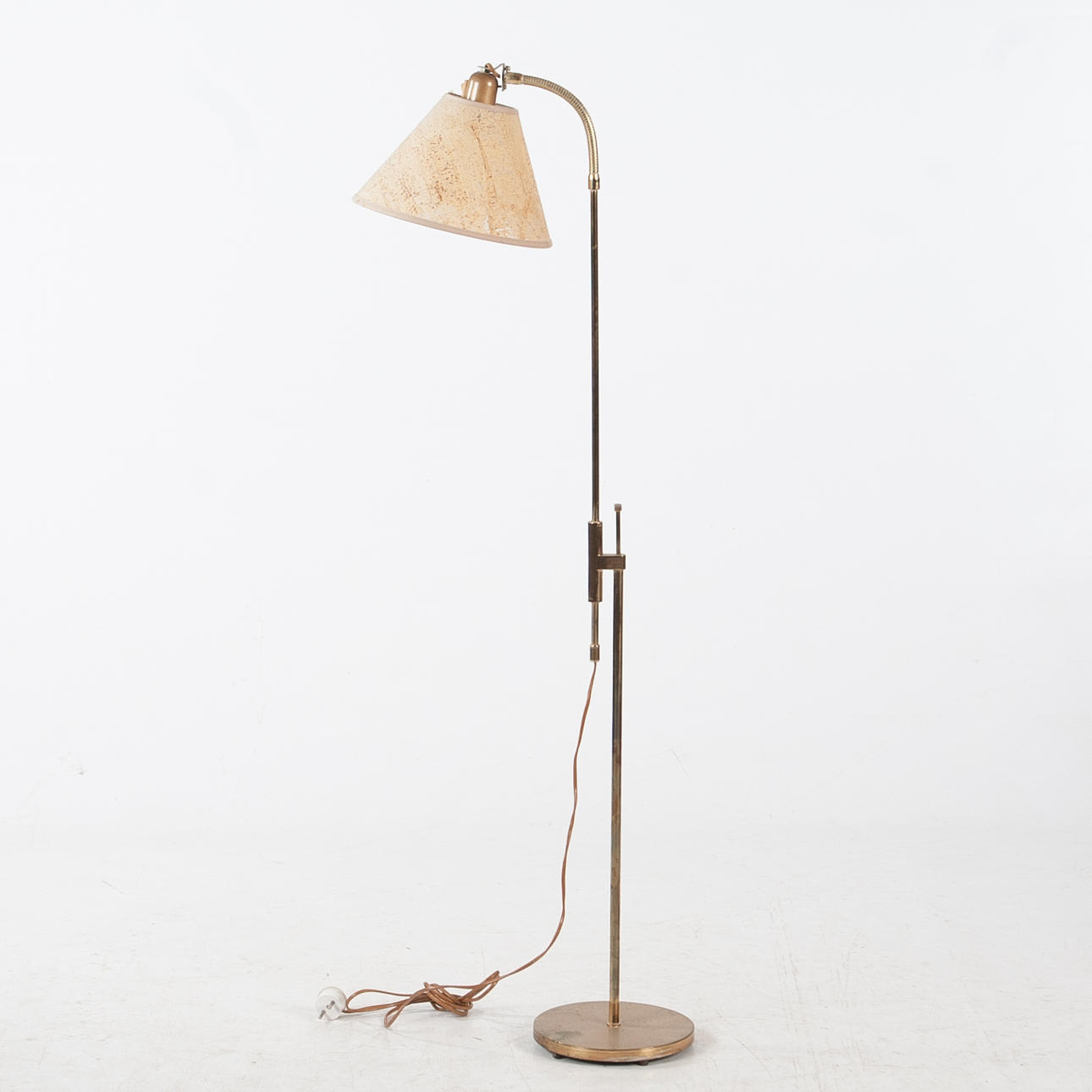 GOLVLAMPA, mässing, Falkenberg Belysning.