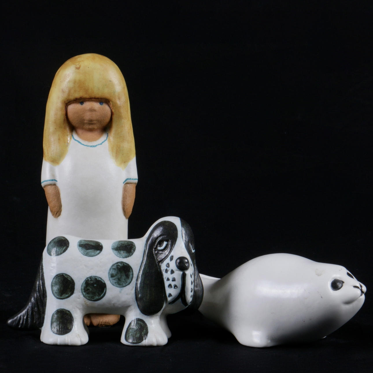 FIGURINER, 3 st. stengods, Hund, säl samt flicka, Lisa Larson, Gustavsberg.