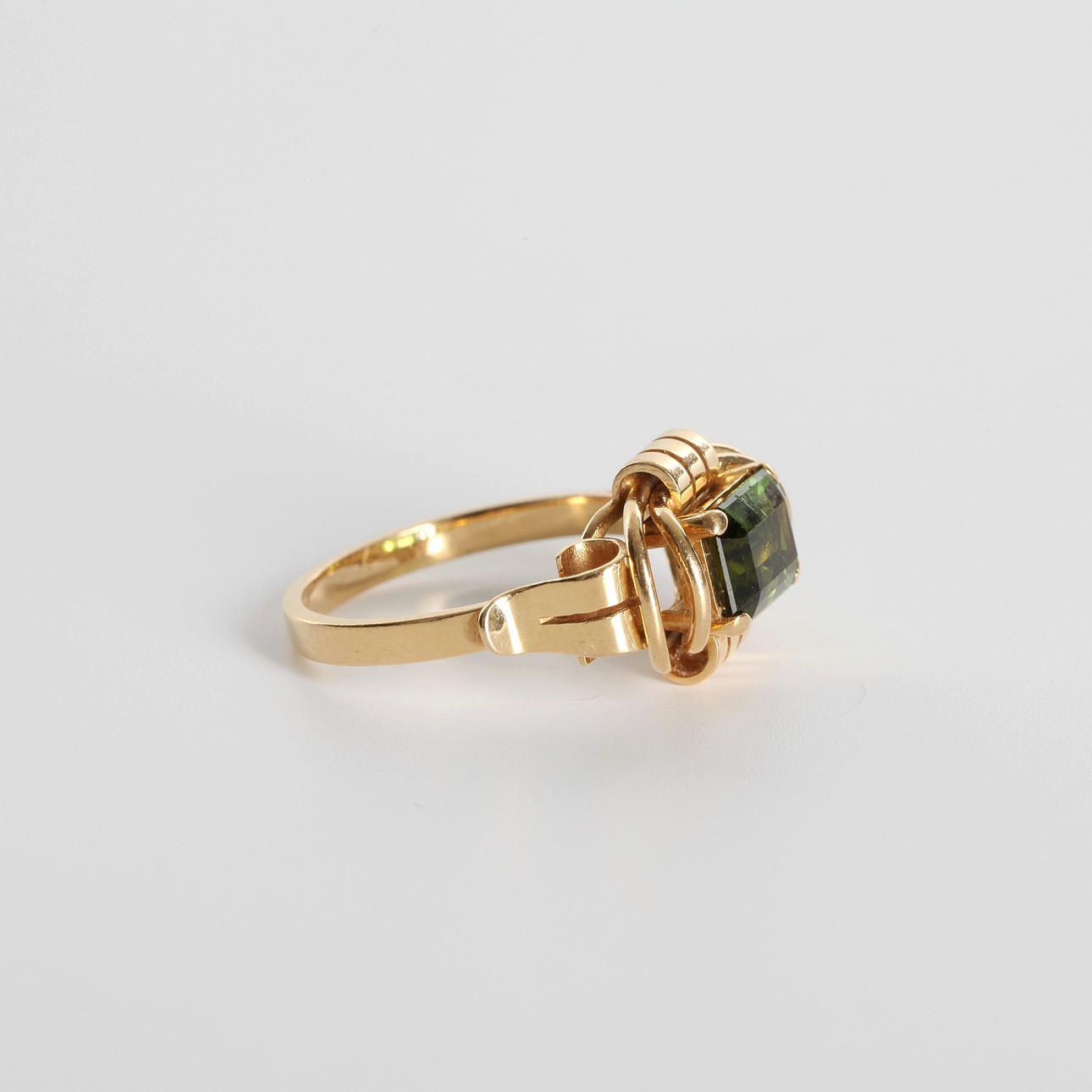 RING MIT GRÜNEM STEIN, 18 K Gold, 1953.