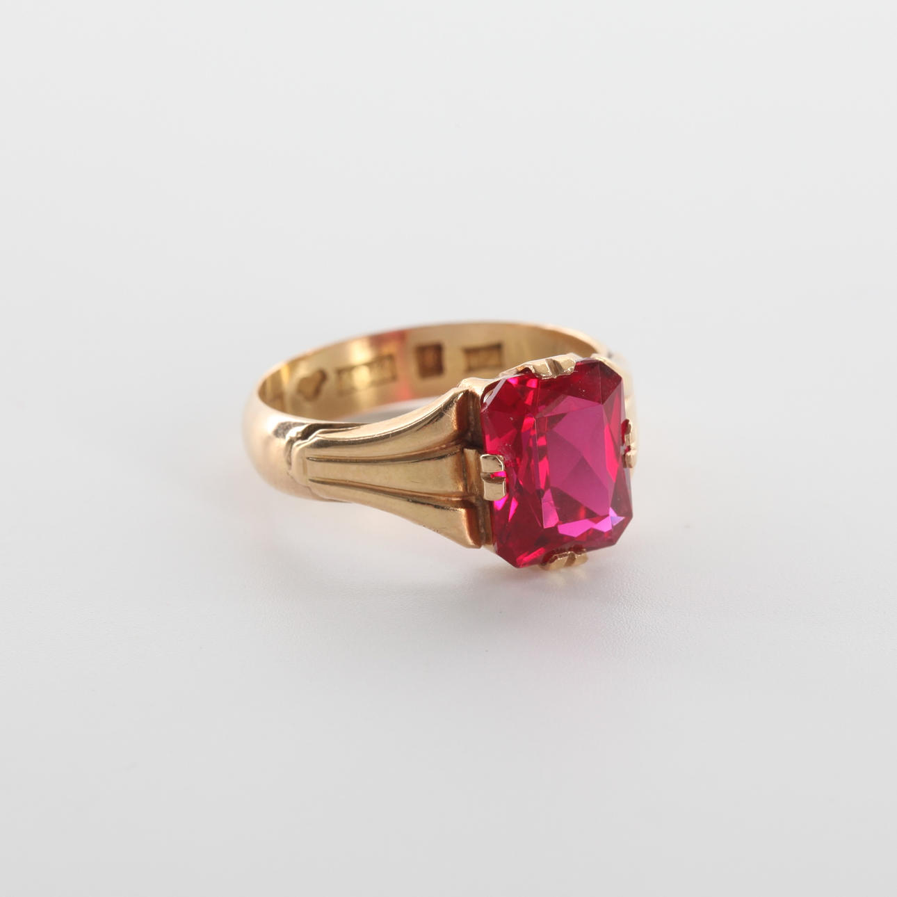 RING MIT ROTEM STEIN, 18 K Gold, 1908.