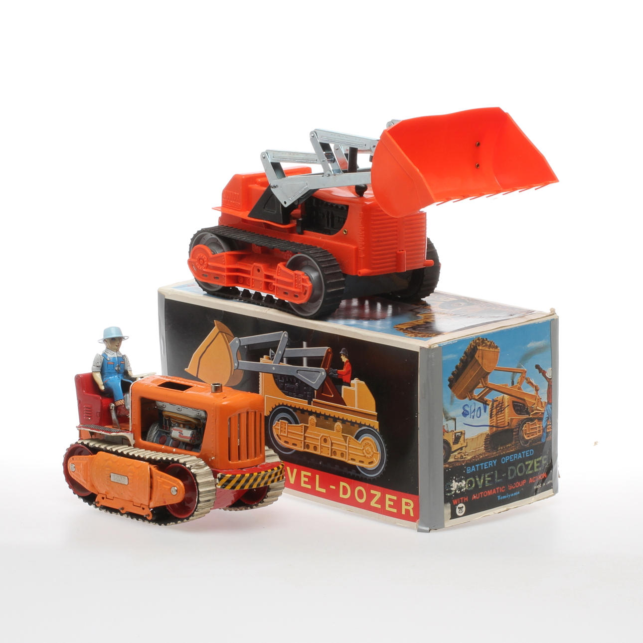 BULLDOZER, 2 st, plåt och plast, batteridrivna, Tomiyama samt möjligen Nomuro/Showa, Japan, 1900-tal.