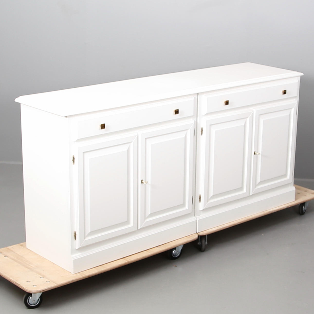 MATSALSSKÄNK, vitlack, modern.