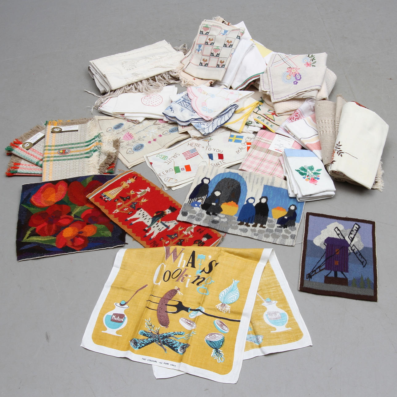 PARTI TEXTIL, bland annat broderade dukar och vävnader, 1900-tal.