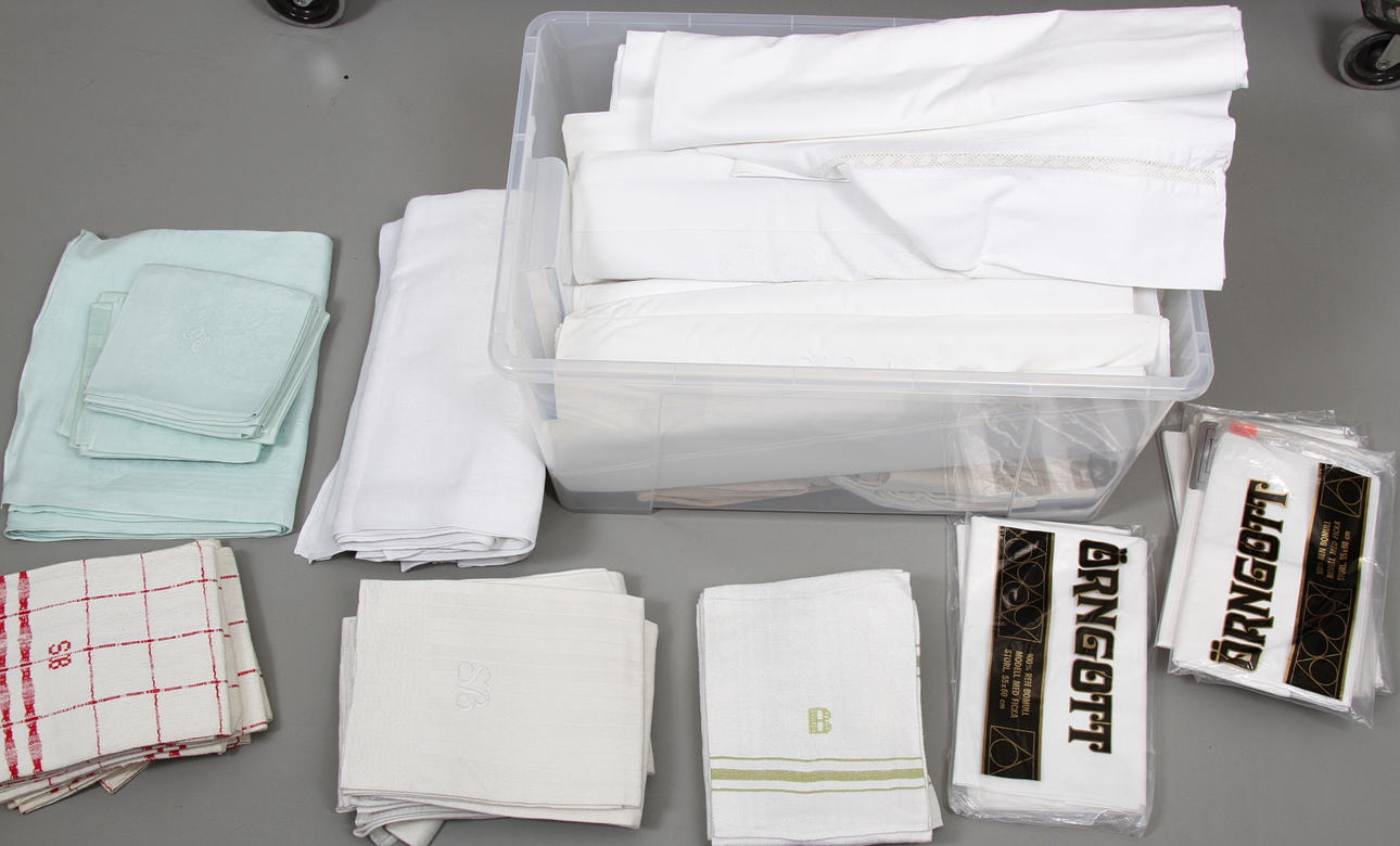 LAKAN, ÖRNGOTT OCH DUKAR, bl.a. linnedamast, 1900-tal.