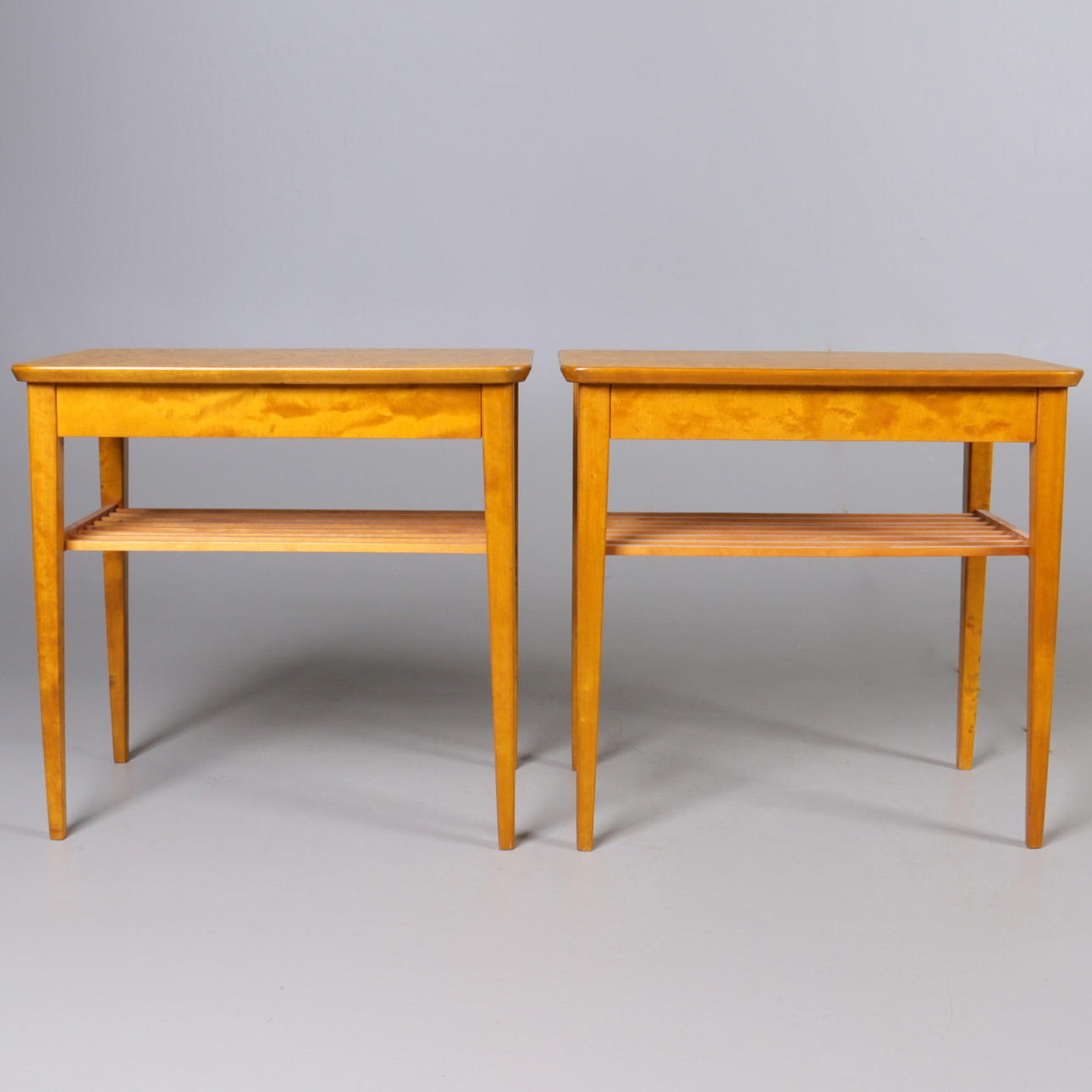 SÄNGBORD, ett par, björk, Ferd.Lundquist, 1940-tal.